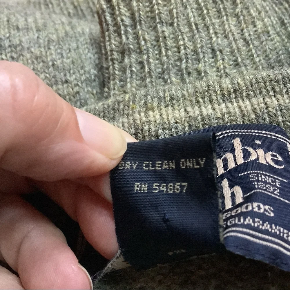 100% wool Abercrombie & Fitch  V neck Size Large